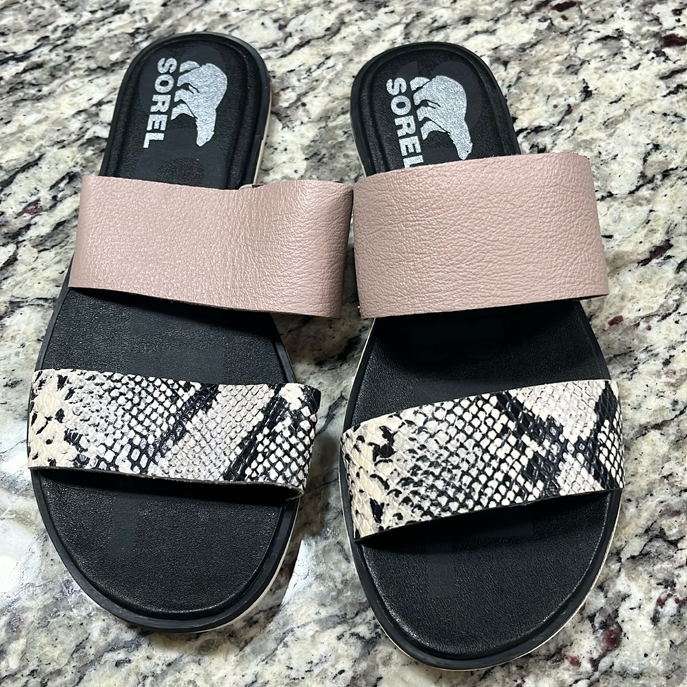 Sorel, flat, size 7.5, excellent condition.